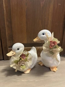 2er Set Vintage Keramik weiß Enten Landhaus Kern Oma Kern Floral - Bild 1 von 3