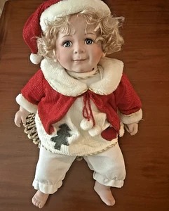 Cathay Collection Porzellan Puppe "Annie" - 22" Weihnachtsoutfit - blond lockig - Bild 1 von 19