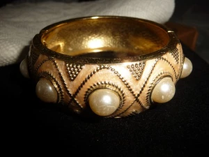 SCHARNIER ARMREIF HELLROSA EMAILLE STRUKTUR GOLDFARBEN KUNSTPERLEN ARMBAND #30/27 - Bild 1 von 6