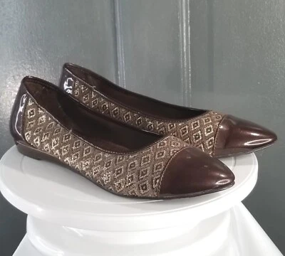 ZAPATO PLANO DE BALLET ESTILO SUAVE HUSH PUPPIES MARRÓN BRILLANTE PUNTERA SIN CORDONES EE. UU. 9,5 M Foto 1 de 4