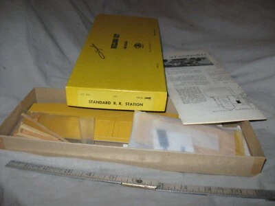X8046 HO, SUYDAM #504, wood  STANDARD RR STATION wood/yellow cardside kit - Image 1 of 2