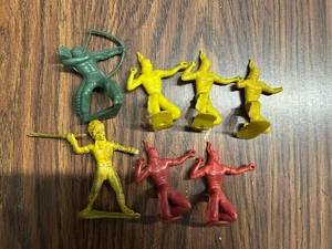 VINTAGE 1960's TOY INDIAN WORRIORS PLASTIC SOLDIERS - LOT OF SEVEN ( 7 ) - Picture 1 of 1