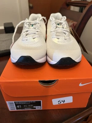 耐克 Iridescent Revolution 鞋,尺寸 4.5 青春或 5.5 女式,全新带盒 — 第 1/4 张图片