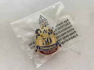 DISNEY Cast Exclusive 50 DISNEYLAND 1955-2005 membri del cast 1" PIN - Foto 1 di 4