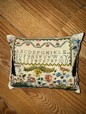 Travesseiro de tapeçaria vintage alfabeto floral 8”x6” - Imagem 1 de 3