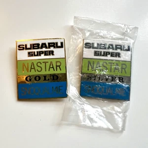 Lote de 2 Pin NASTAR Snoqualmie Ski Subaru Super Souvenir Viaje Dorado y Plata - Imagen 1 de 3