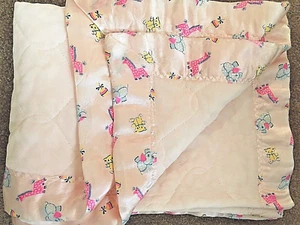 Vintage Babydecke 60er Jahre hellrosa gesteppt Nylon / Satinborte  - Bild 1 von 9
