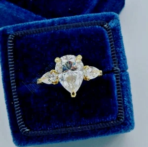 Anillo de compromiso moissanita corte pera casi blanco de 2,00 quilates oro amarillo liso 10 K 7,5 - Imagen 1 de 4