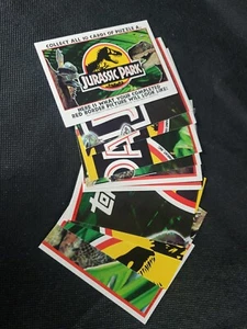 1993 TOPPS JURASSIC PARK SET COMPLETO ADESIVI-11 CARTE PUZZLE BACK QUASI NUOVO RED BOARD - Foto 1 di 5