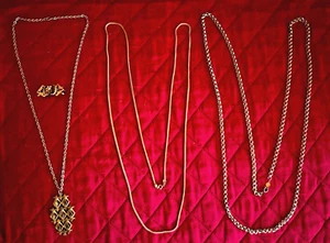 VINTAGE FASHION JEWELRY LOT: 2 LONG CHAINS / 1 CHAIN WITH PENDANT & 1 BROOCH - Picture 1 of 15