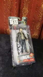 The Walking Dead Rick Grimes McFarlane 5" Series 8 Actionfigur 2015 Sealed - Bild 1 von 2