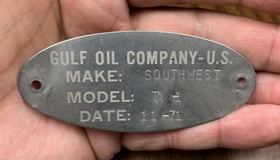 Etiqueta de identificación de bomba de gasolinera Gulf Oil Co. de colección etiqueta medalla emblema Foto 1 de 4
