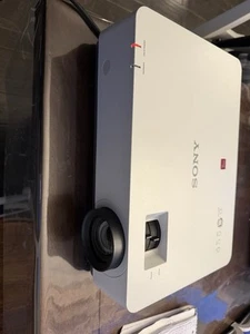 Sony VPL-EW575 Compact Projector 4300 lumens WXGA high brightness - Photo 1/8