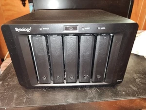 Synology 5 Bay Expansion Unit DX513 With Cords and 5, 4Tb white label drives - Afbeelding 1 van 4