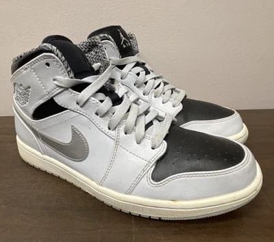 Jordan 1 retrô médio - platina pura prata metálica preta - Tamanho 9 554724-032 - Imagem 1 de 4