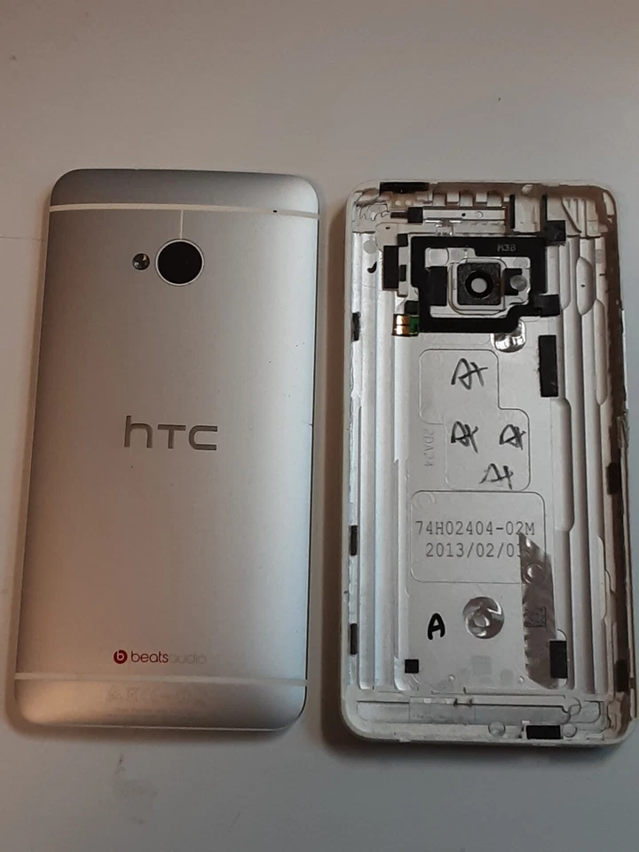 Original HTC ONE M7-Akkudeckel Silber - Bild 1 von 2