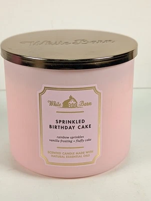 Vela de 3 mechas de granero blanco "pastel de cumpleaños rociado", baño perfumado y cuerpo funciona Foto 1 de 4