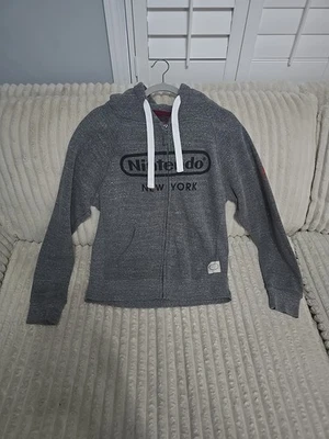 Nintendo New York 1889 Hombres Cremallera Completa Sudadera con Capucha Talla M Gris Oscuro Mario Excelente Foto 1 de 4