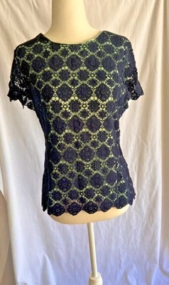 Blusa Vince Camuto crochê sobreposição de renda manga com zíper nas costas Grande - Imagem 1 de 4