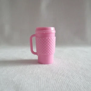 ¡NUEVO! Muñeca Barbie Stoney Clover Lane 2021 rosa caliente taza de café accesorio 4 diorama - Imagen 1 de 3