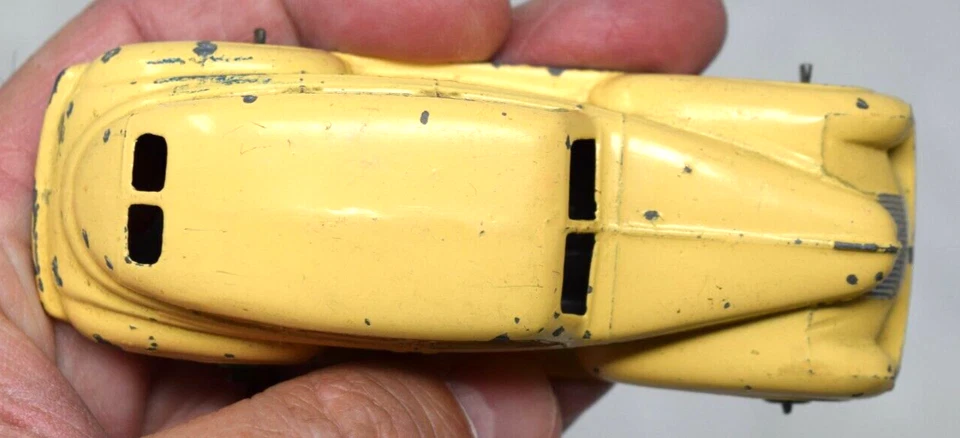 Chrysler Dinky Toys vintage, crema, bujes verdes, Meccano, Reino Unido  Foto 1 de 4