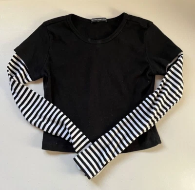 Camiseta corta Brandy Melville Top manga larga a rayas blanco y negro alternativa Foto 1 de 3