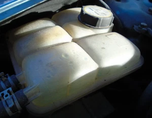 09 VOLVO C30 1.6D SE LUX WINDSCREEN WASHER BOTTLE 06-13 BREAKING CAR - Picture 1 of 4