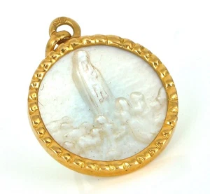BEAUTIFUL 19K YELLOW GOLD PORTUGUESE FATIMA MOTHER OF PEARL PENDANT .8 GRAMS - Picture 1 of 2