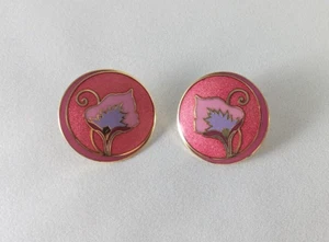 Pendientes florales de lirio esmaltado en tono dorado de la isla de Skye Cloisonne - Imagen 1 de 6