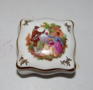 LIMOGES FRANKREICH WAHRES PORZELLAN D'ART FRAGONARD UMWERBENDES PAAR MINI PILLENDOSE - Bild 1 von 6