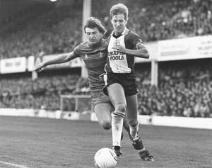 Southampton football defender Mark Dennis is challenged by Chelse - Old Photo - Bild 1 von 1