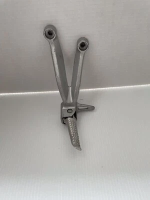 2000 - 2003 SUZUKI GSXR600 GSXR750 GSXR1000 OEM LEFT SIDE PASSENGER FOOTREST Foto 1 de 4