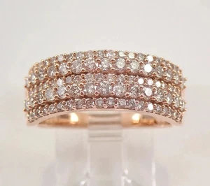 Alianza de boda con racimo de moissanita de corte redondo de 1,50 quilates enchapada en oro rosa de 14 quilates - Imagen 1 de 7