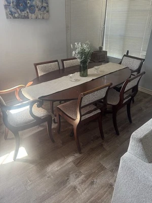 Juego de comedor Bernhardt vintage. Años 40. Incluye mesa, 6 sillas y hutch Foto 1 de 4