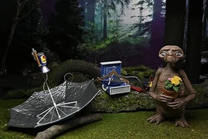 NECA - E.T. - 40 Aniversario Deluxe E.T. Figura de acción Ultimate 7"" con LED - Imagen 1 de 3