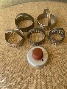 Vintage 6-teiliges Set Metall Keksausstecher mit Griffen rund roter Griff - Bild 1 von 6