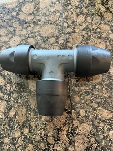 AIRNET 2811400580 PF Series Equal Tee 1-1/2" / 40MM Compression Fitting - Picture 1 of 2