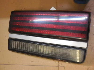 Внутренний задний фонарь для правостороннего пассажира Pontiac Sunbird Coupe 1988 - 1994 годов выпуска 16508351 - Изображение 1 из 4