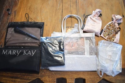 Lote de Bolsa de Cosméticos Mary Kay, Collar Largo de Cuentas de Vidrio con Bolsa de Satén, Estuche de Maquillaje Foto 1 de 4