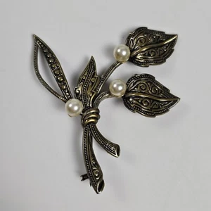 Vintage Damascene Faux Pearl Textured Floral Leaf Vine Brooch Pin Marked Spain - Picture 1 of 7