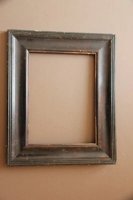 Cadre ancien mouluré en bois teinté noir - Photo 1/4