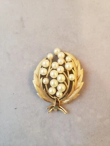 Vintage Crown Trifari faux pearl gold tone brooch - Picture 1 of 6