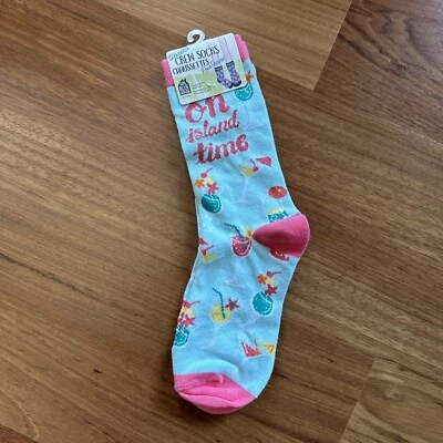 NUEVO CON ETIQUETAS Little Blue House Mujer Calcetines Crew Chaussettes OSFM On Island Time ¡Lindos! Foto 1 de 4