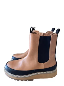 Universal Threads Women's Tan & Black Zippered Boots Lug Soles Size 8.5 NEW - Picture 1 of 15