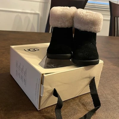 Botas de gamuza negras con puño de piel de oveja UGG para niños Foto 1 de 4