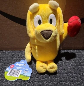 BLUEY FRIENDS 8" Peluche Animal LUCKY YELLOW LAB Labrador PERRO DE FÚTBOL Nuevo - Imagen 1 de 2