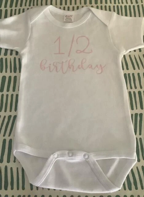 NOVO, MACACÃO DE ANIVERSÁRIO SOFT BEBE 1/2 - TAMANHO MÉDIO 6-12 M MESES ROSA ESCRITA - Imagem 1 de 1