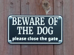 1 X WHITE/BLACK SIGN BEWARE OF THE DOG GATE GREAT FOR BACK & FRONT GATE PLAQUE - Picture 1 of 5