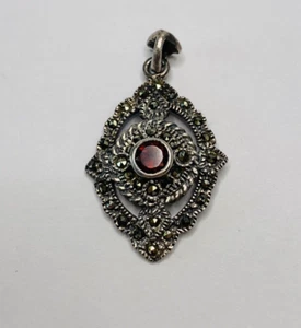 Colgante de plata esterlina 925 vintage de granate rojo y piedras preciosas de marcasita - Imagen 1 de 4