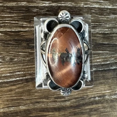 Винтажное индейское кольцо навахо из чистого серебра с окаменевшим деревянным камнем размер 8 - Изображение 1 из 4